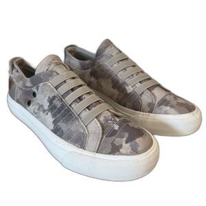 BNWOT Girls Camouflage Blowfish Malibu Marley Slip on Sneakers Shoes Big Kid 6.5